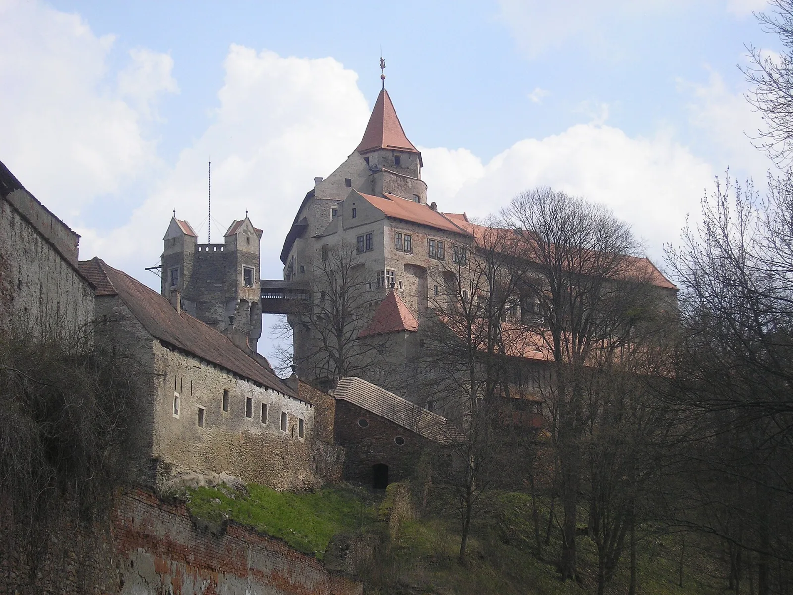 Foto: Dominik Tefert at de.wikipedia, Public domain — Wikimedia Commons Pernštejn